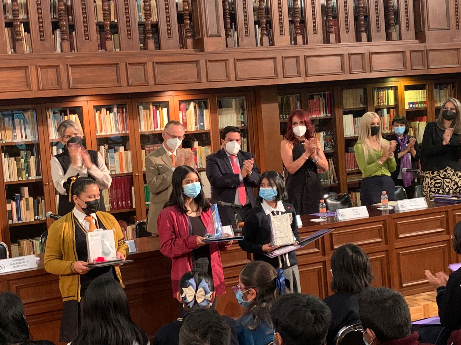 Francisco Belgodere entregando reconocimientos a estudiantes ganadores del concurso LEESCÚBRELO, 2022