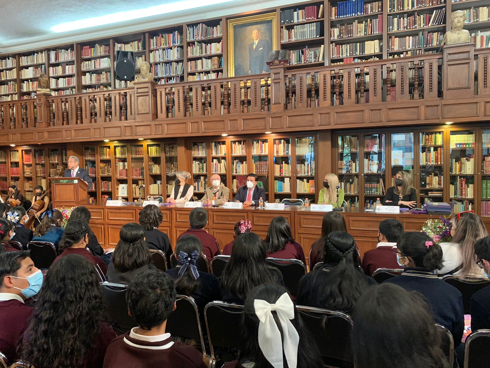 Francisco Javier Belgodere Hernández como jurado en la premiación LEESCÚBRELO, Biblioteca Miguel Alemán