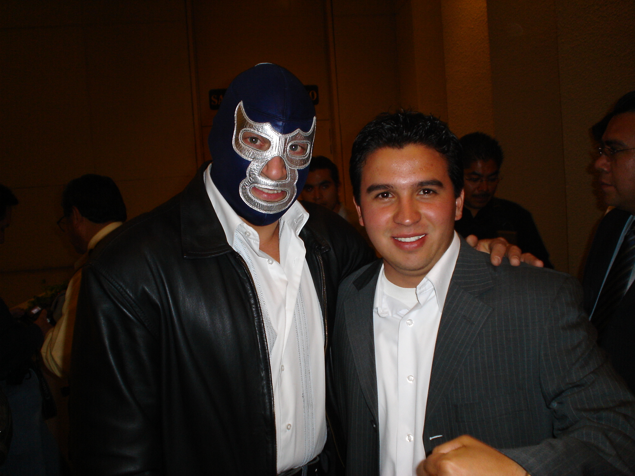 Paco Belgodere con Blue Demon durante la campaña presidencial de Felipe Calderón, 2006