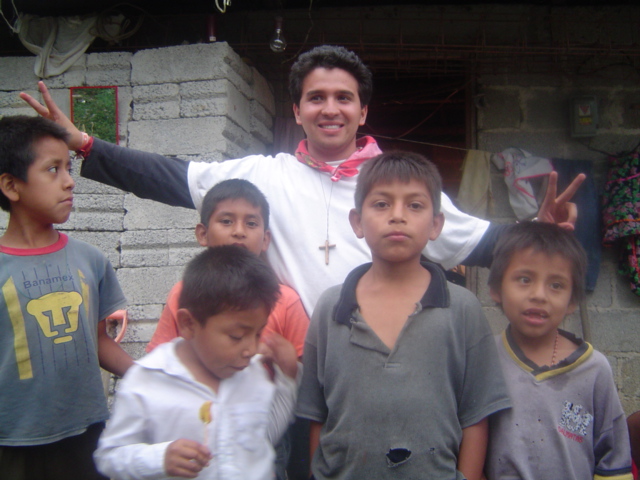 Paco Belgodere en misiones de Semana Santa en la Sierra de Puebla, 2004, con niños de la comunidad