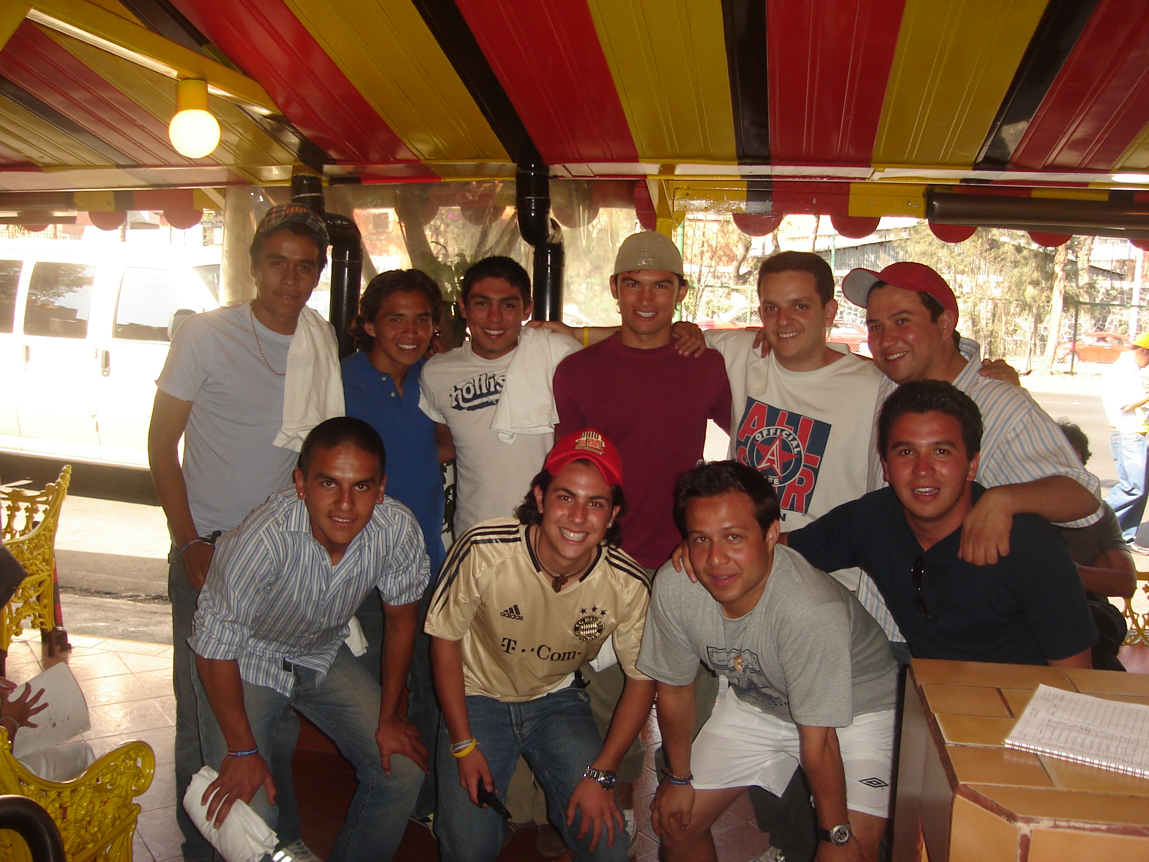Paco Belgodere con miembros de la Selección Mexicana Sub-17 campeona del mundo en el Charco de las Ranas, campaña presidencial de Felipe Calderón, 2006